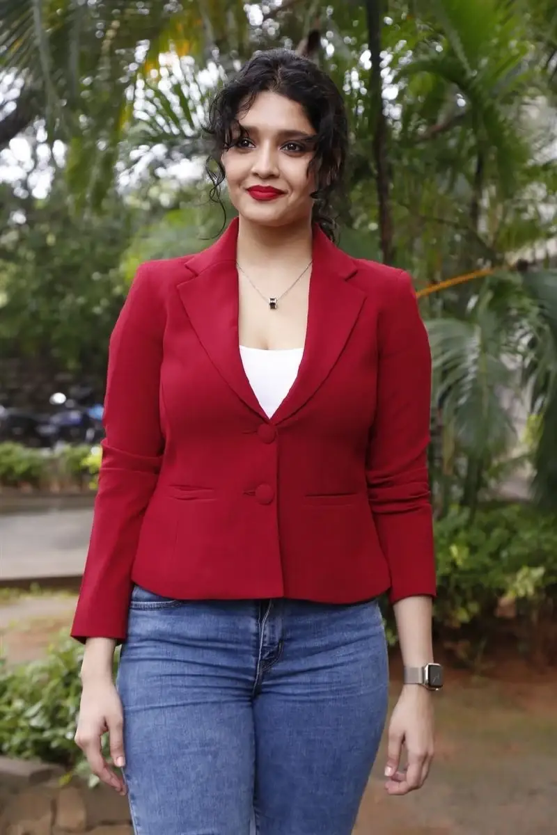 INDIAN ACTRESS RITIKA SINGH SMILING IN RED TOP BLUE JEANS 18